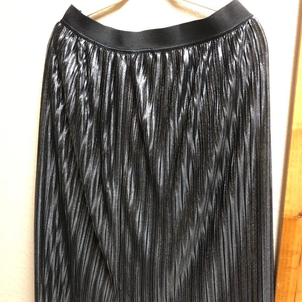 Gap metallic black pleated skirt